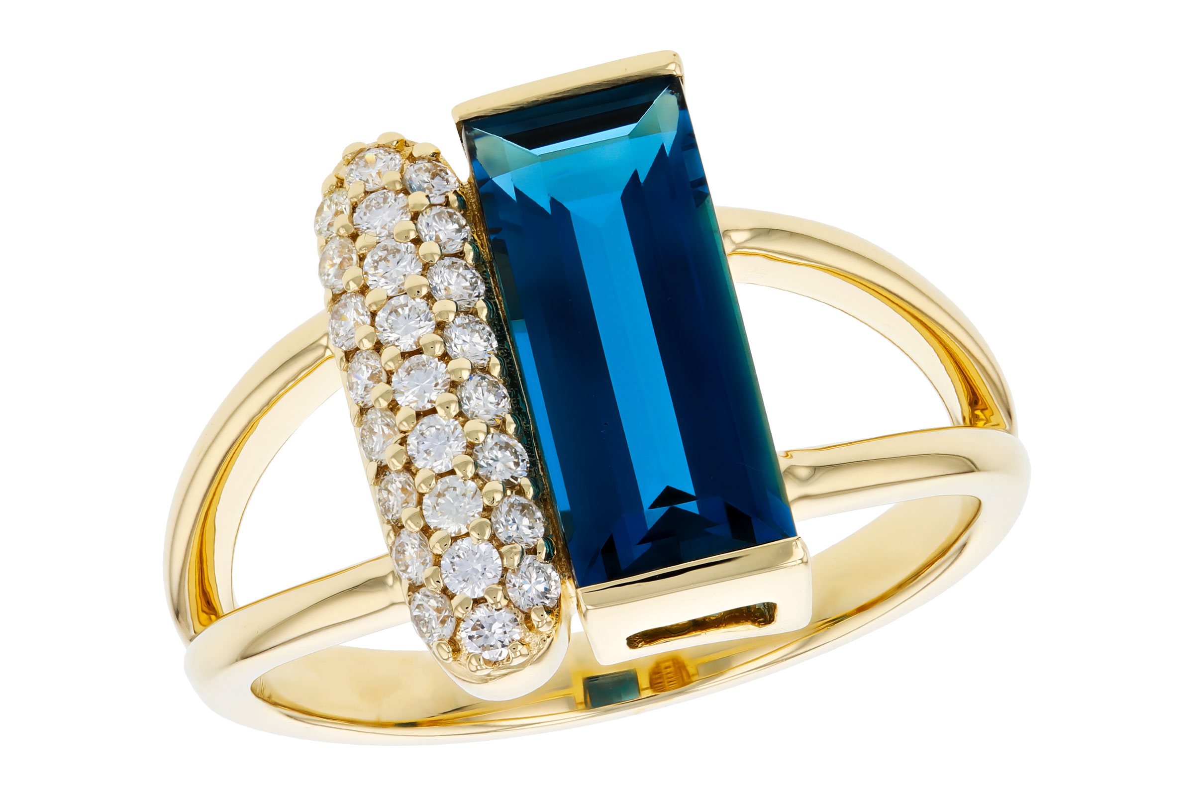 F276-01930: LDS RG 2.67 LONDON BLUE TOPAZ 2.92 TGW (12x5MM BT)