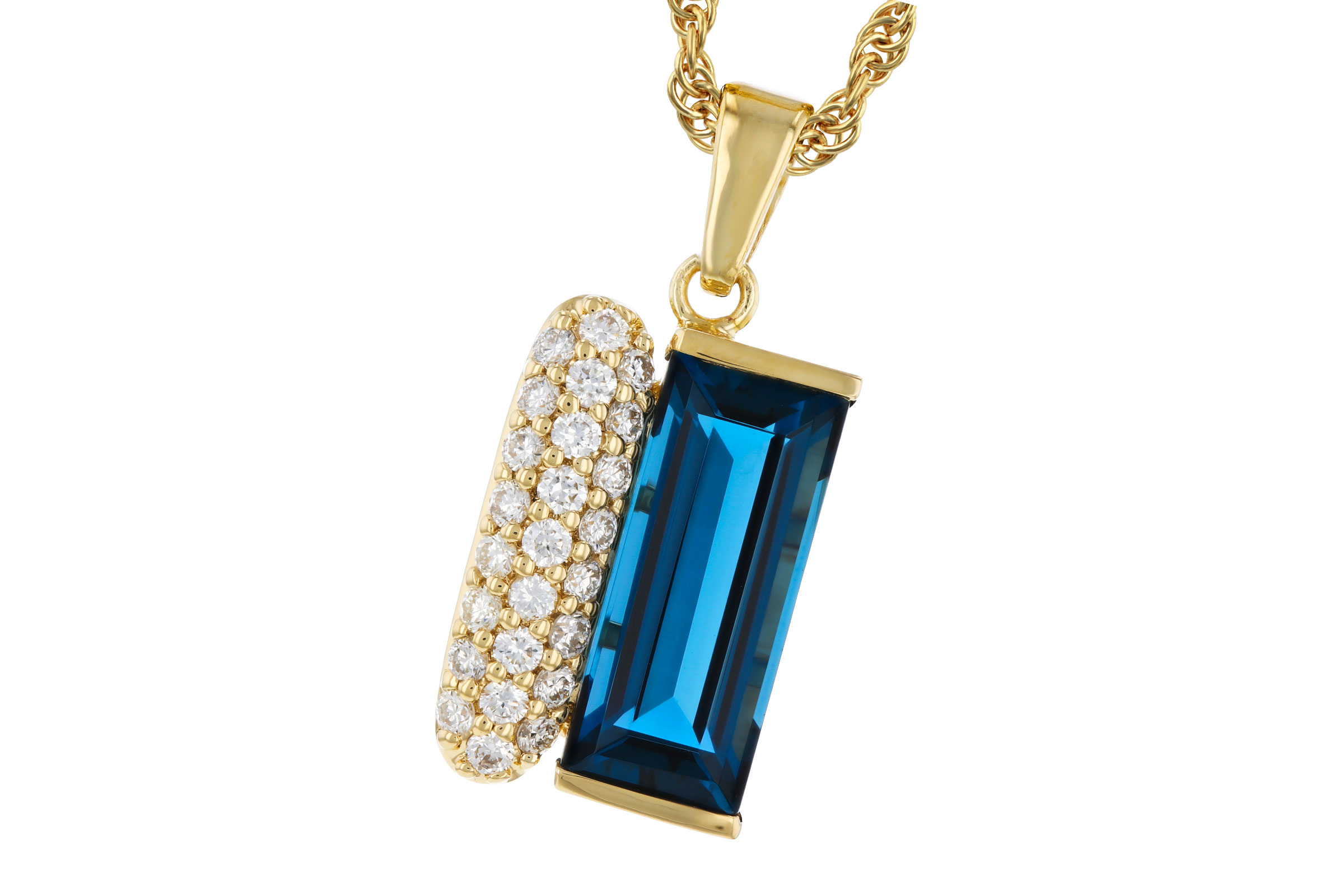 F276-01939: NECK 2.67 LONDON BLUE TOPAZ 2.92 TGW (12x5MM BT)